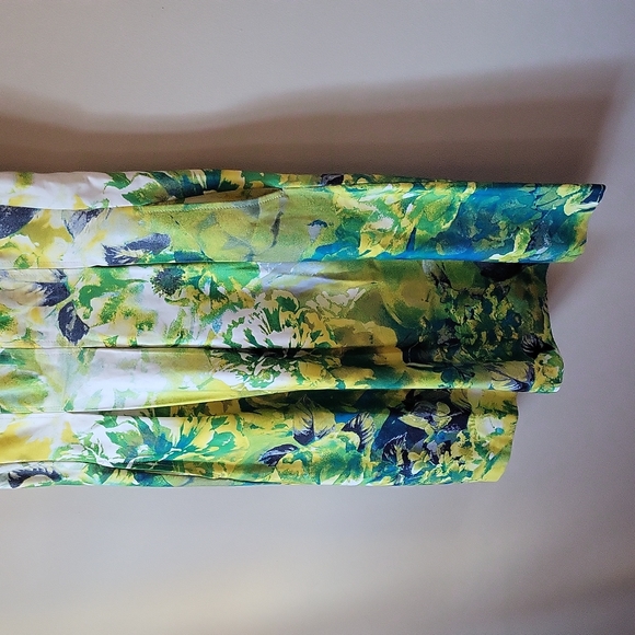 Floral pattern dress with pockets Size 4 - Picture 3 of 6